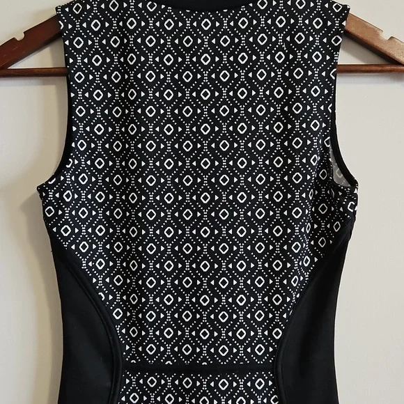 Elegant Black and White Patterned Dress - - Picture 5 of 11